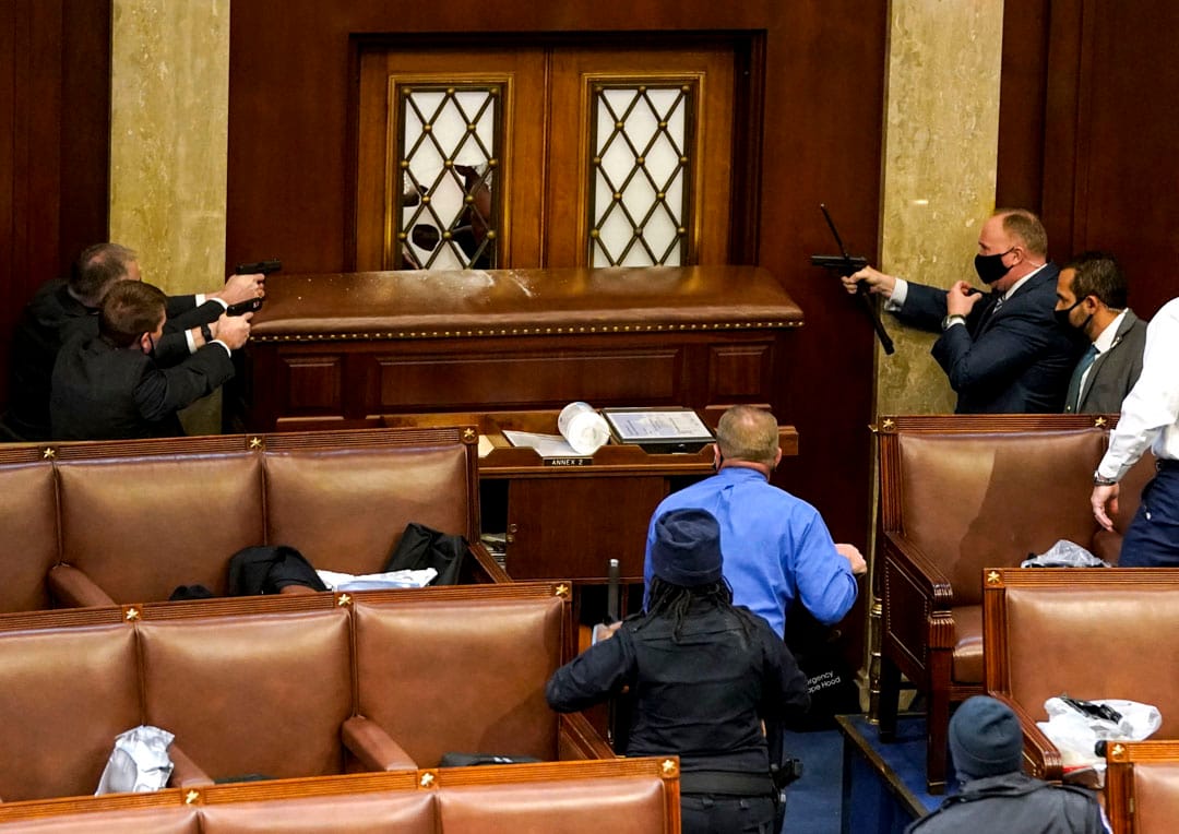 2021年1月6日，美國國會，參眾兩院會議進行期間，示威者闖進國會大樓，破壞參議院大門，國會警察持槍戒備。