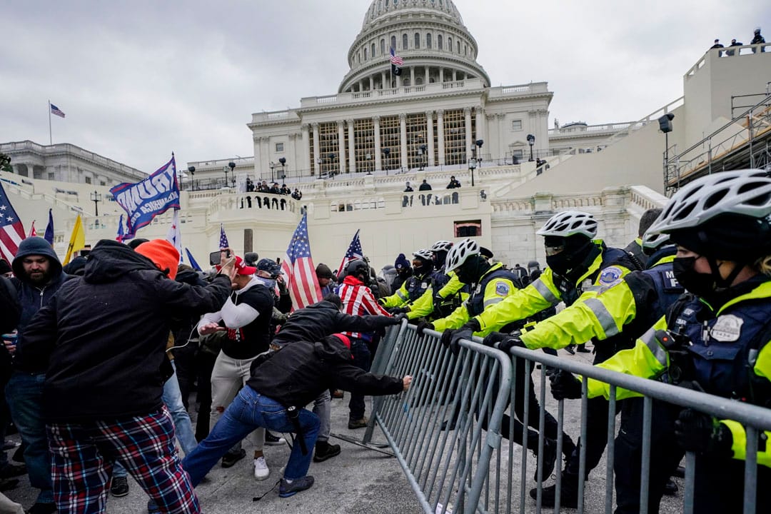 2021年1月6日，在國會大樓外聚集的特朗普支持者嘗試突破一條警方防線。
