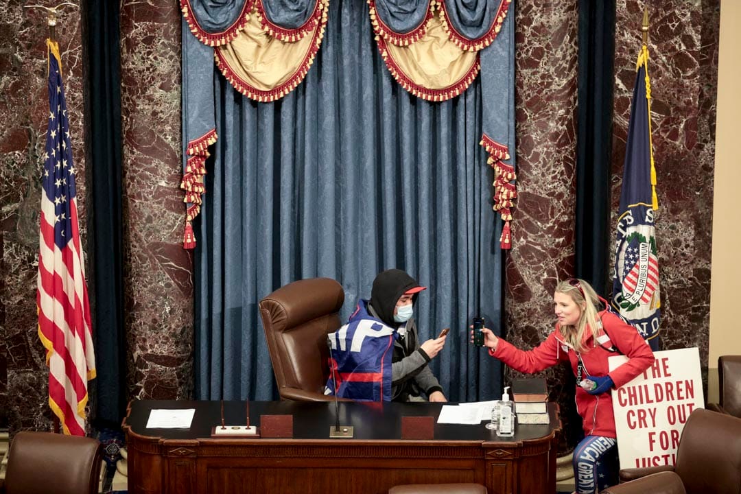 2021年1月6日，特朗普支持者闖進參議院會議廳後，坐在主席位置。