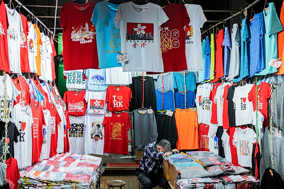 2021年1月21日庙街，摊档内老板在睡觉。