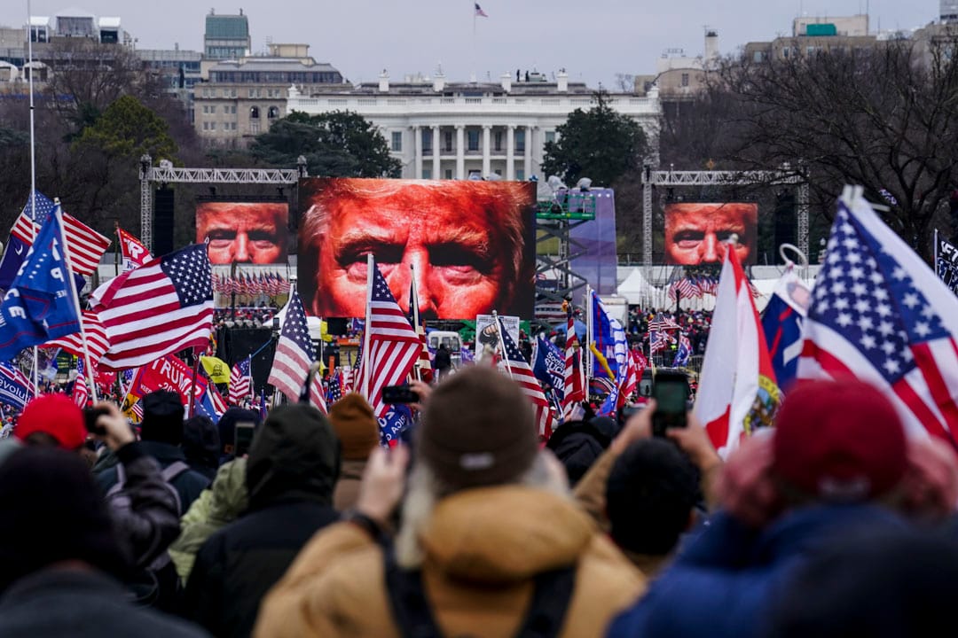 2021年1月6日，美國參眾兩院確認候任總統拜登勝出上年的總統選舉期間，數千名特朗普支持者在國會外聚集。
