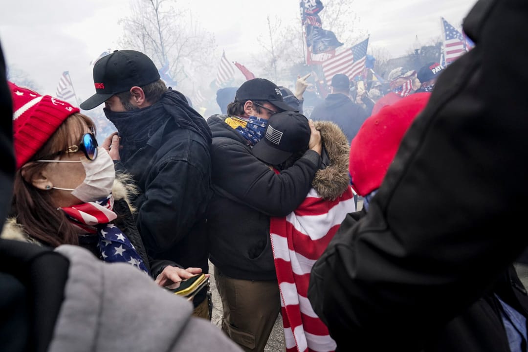 2021年1月6日，美國華盛頓，特朗普支持者連續兩天在國會外集會，稱上年的總統選舉存在舞弊，要求推翻結果。