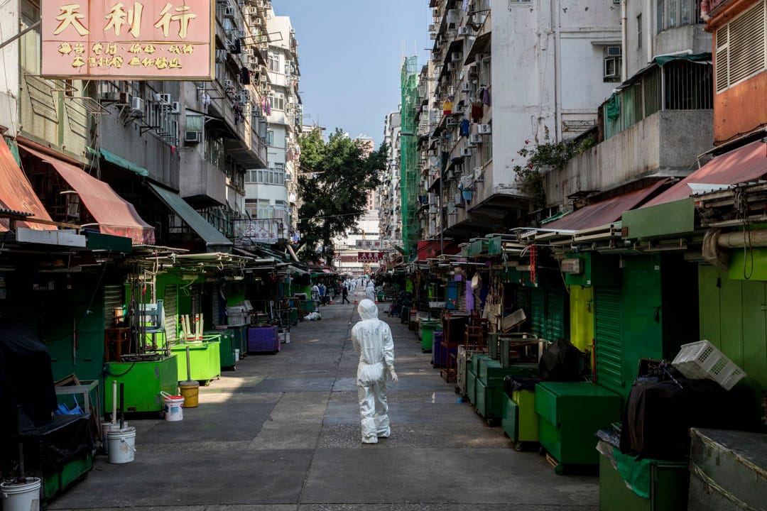 2021年1月23日，佐敦“受限区域”内有大量穿上保护衣的工作人员安排区内人士强制检测。