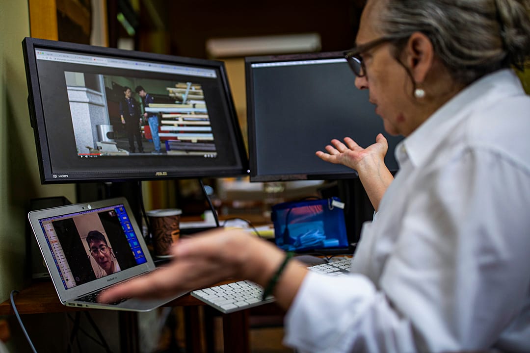 2020年5月29日紐約，紐約大學蒂施藝術學院副教授在她位於新布魯克林區的公寓為研究生院的學生上課。