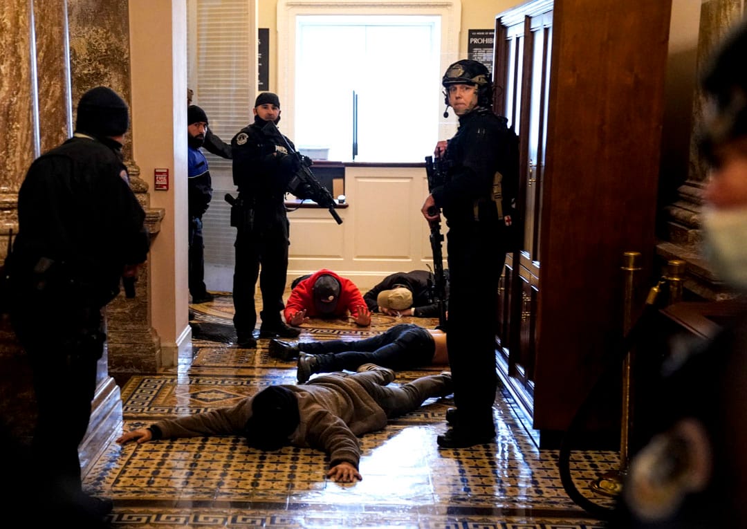 2021年1月6日，美國國會，眾議院會議廳外，國會警察制服數名示威者。