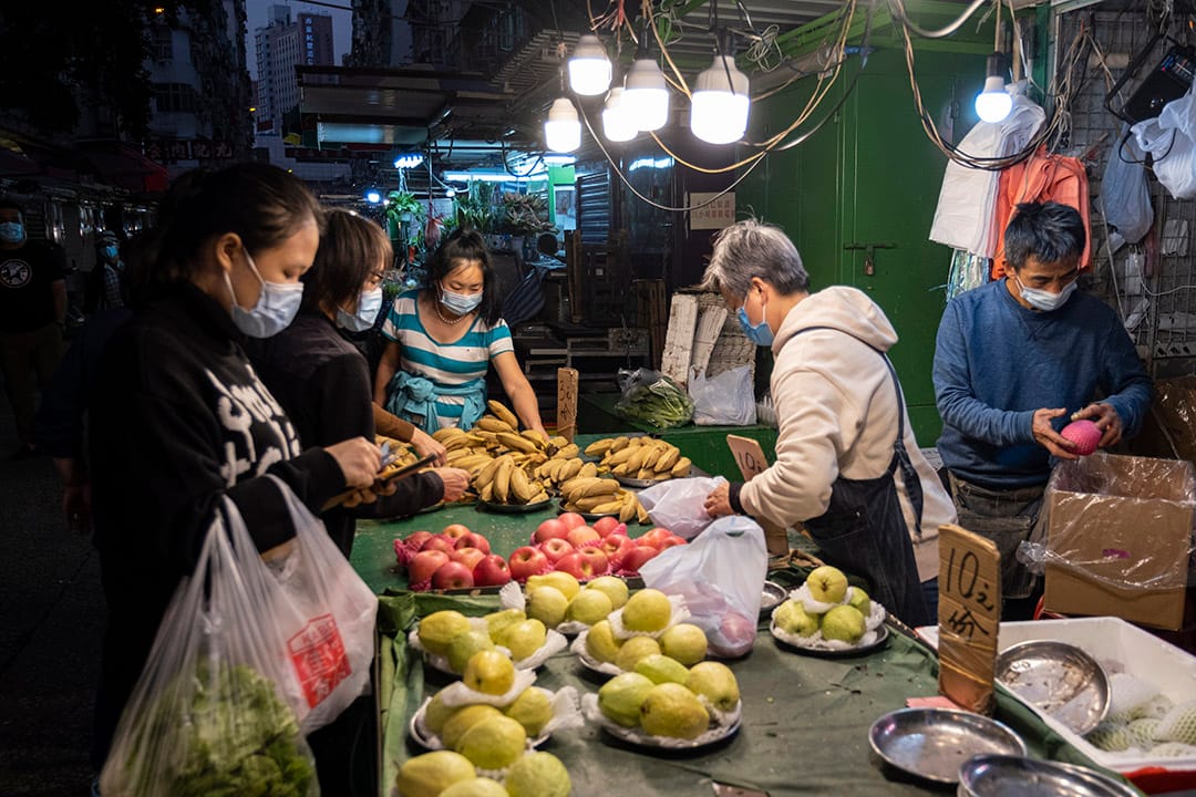 2021年1月22日佐敦街市，市民在选购生果。