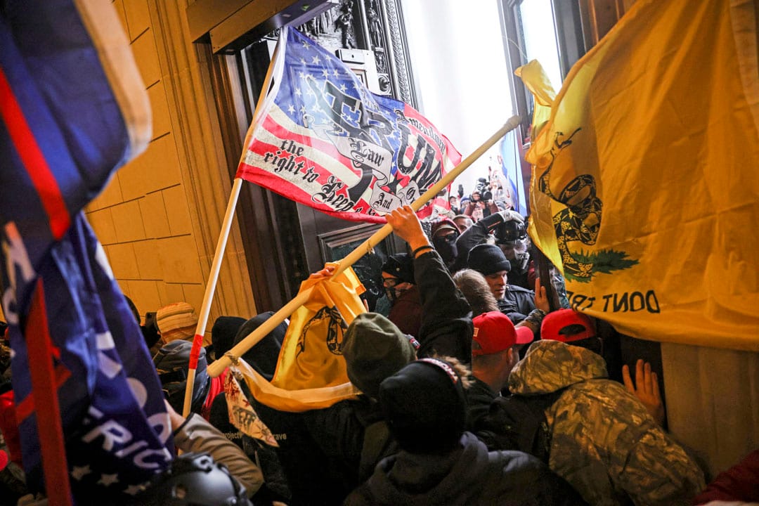 2021年1月6日，美國國會，參眾兩院會議進行期間，示威者闖進國會大樓。