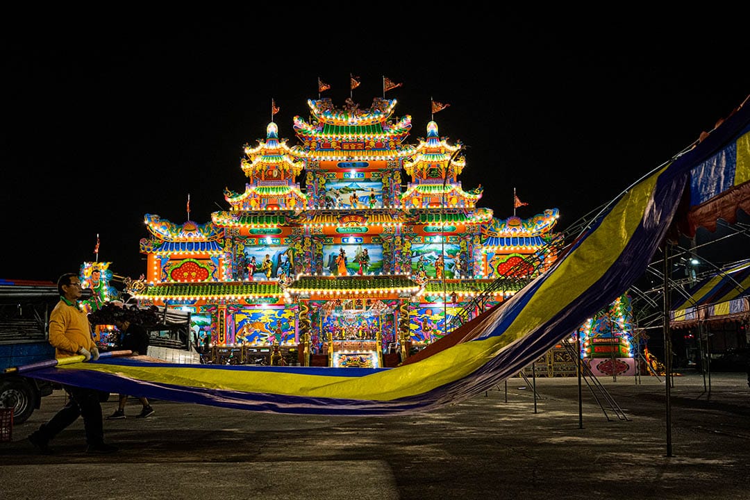 高雄茄萣區白砂崙萬福宮舉行「王船醮」。依台灣民間習俗，王船是王爺往返天庭與人間的交通工具，故完整個祭典會包含造王船、迎王、王醮科儀、巡狩遶境、送王離境等。