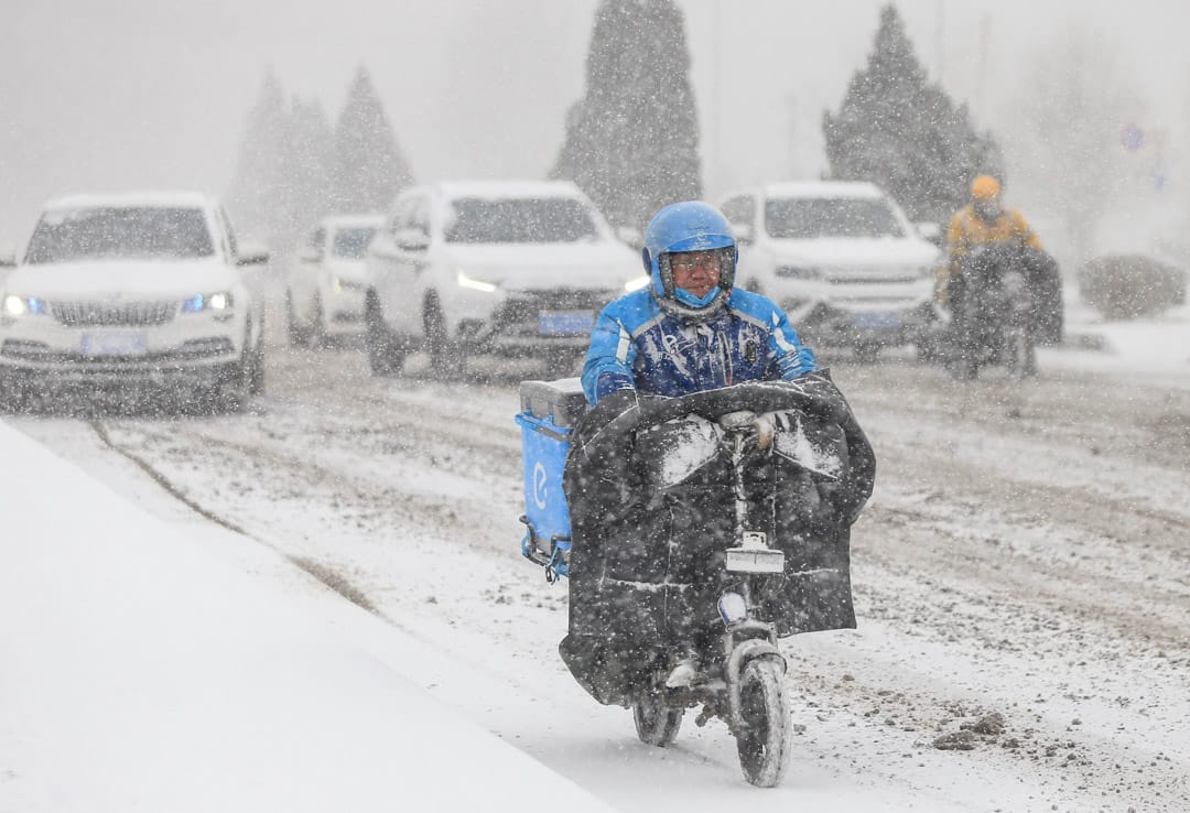 2021年1月6日，遼寧暴風雪期間，餓了麼外賣員在公路駕車送餐。