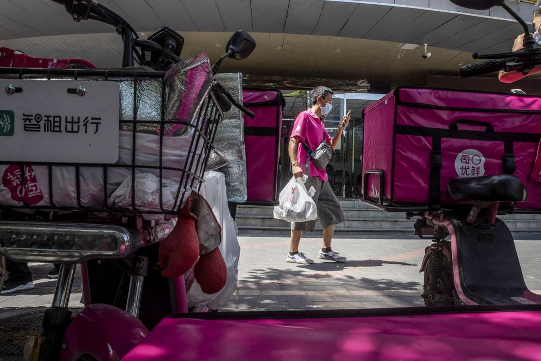 2020年8月11日，北京一名外賣送餐員在工作。