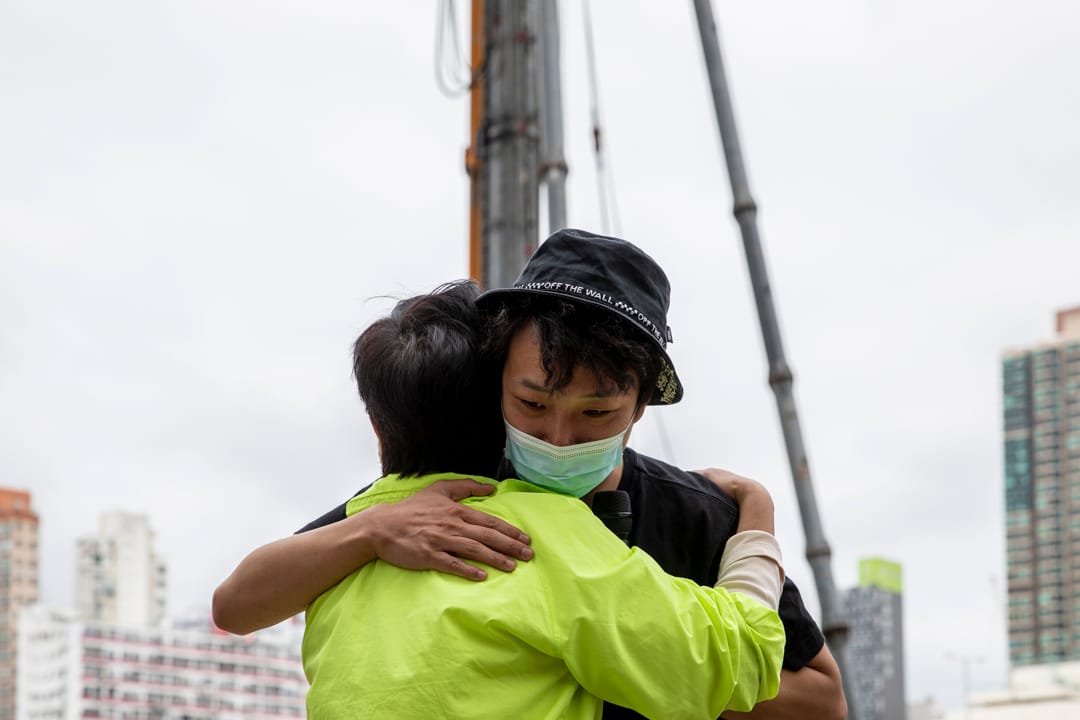 2021年2月28日，民主派初選九龍西參選人黃碧雲及岑子杰，下午1時半左右到達油麻地警署準備入內續保報到，期間二人擁抱。
