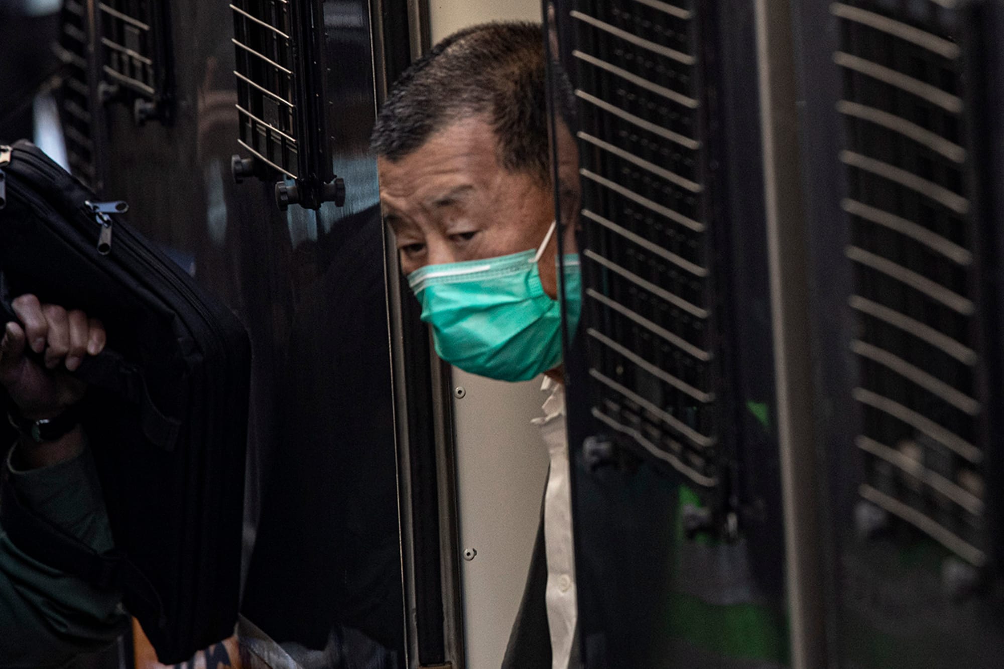 2021年2月1日香港，终院五位法官听罢双方理据及陈词后，决定押后裁决，期间黎智英需要继续还押，图为黎智英早上由囚车步向法院的一刻。