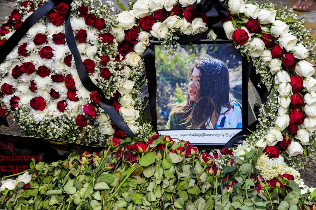 2021年2月20日,緬甸仰光示威者悼念中彈身亡的示威者Mya Thwet Thwet Khine。