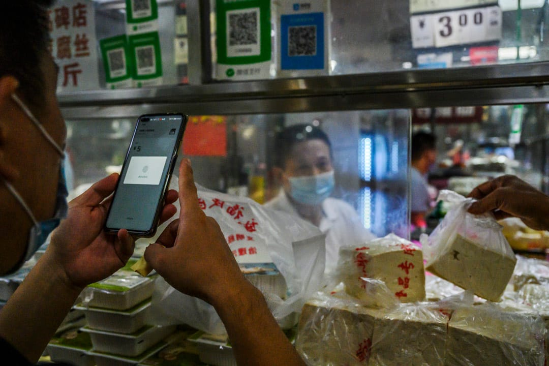 2020年9月19日,北京一個市民使用自己手機微信應用程序在市場付款。