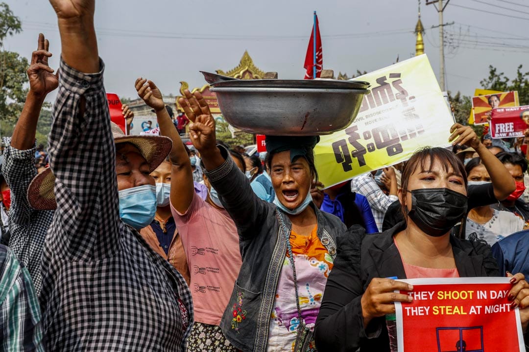 2021年2月18日緬甸曼德勒,示威者於法院外抗議軍政府拘捕全國民主聯盟的議員。