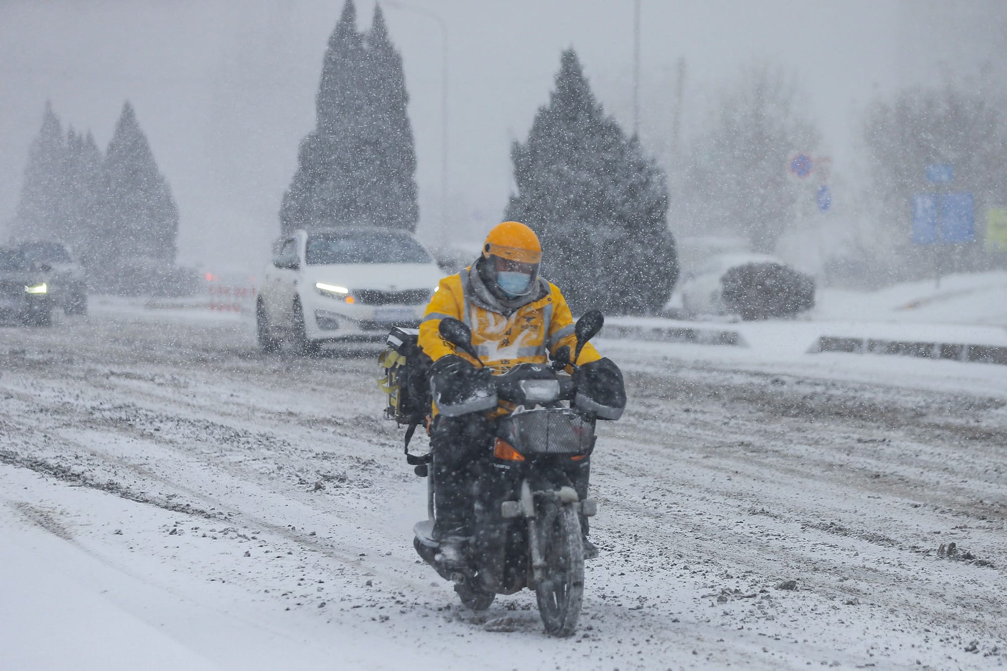 2021年1月6日中國大連,外賣騎手在暴風雪期間工作。