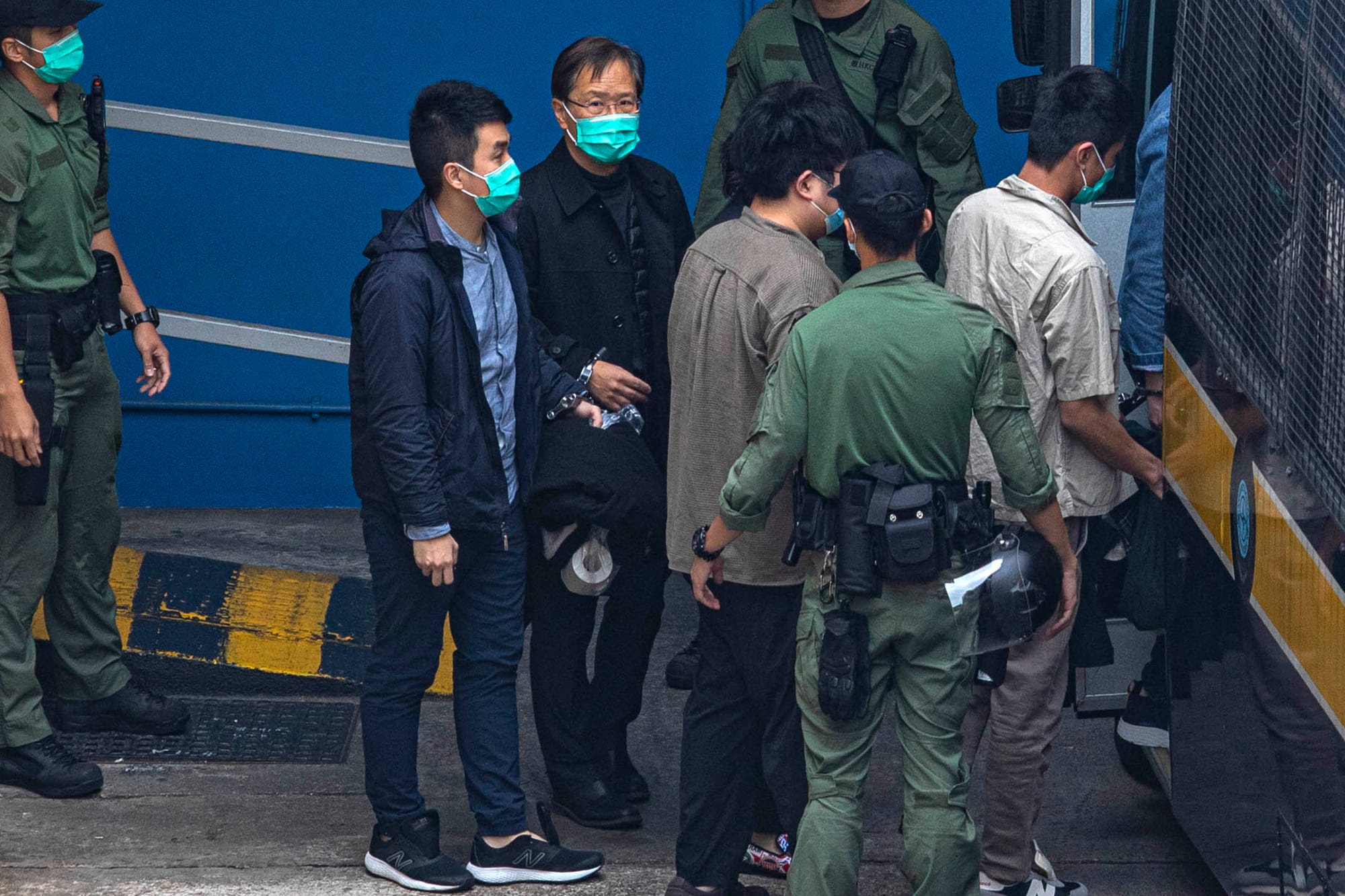 2021年3月3日荔枝角收押所，公民党郭家麒步上囚车前往西九裁判法院。摄：陈焯煇/端传媒