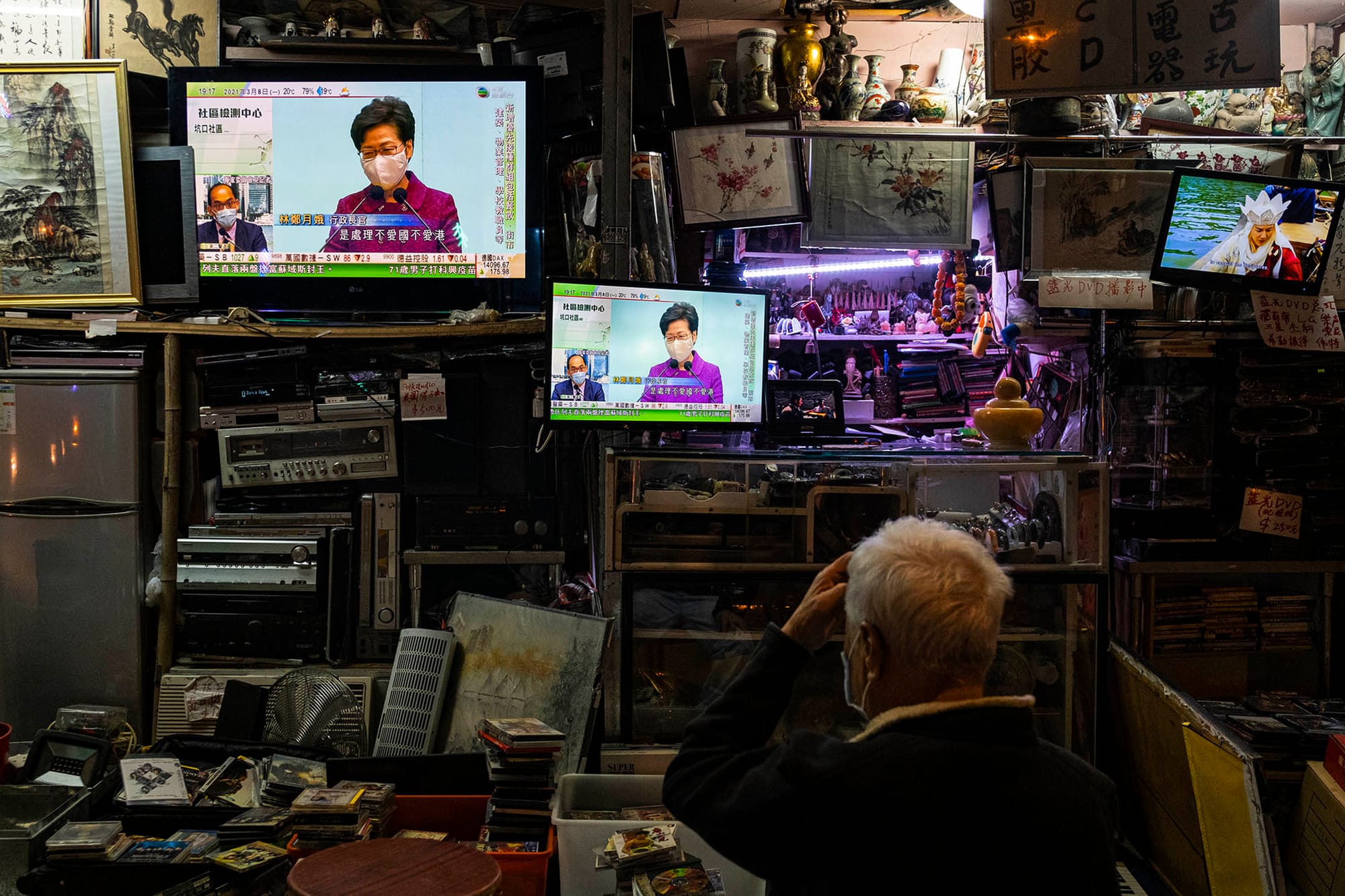 2021年3月8日深水埗，市民在觀看電視新聞報告，特首林鄭月娥於政府總部會見傳媒，就香港選舉制度改革講話。