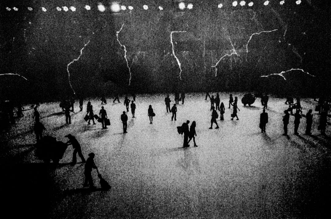 一张被翻拍的照片，内容是香港立法会的一个装饰。