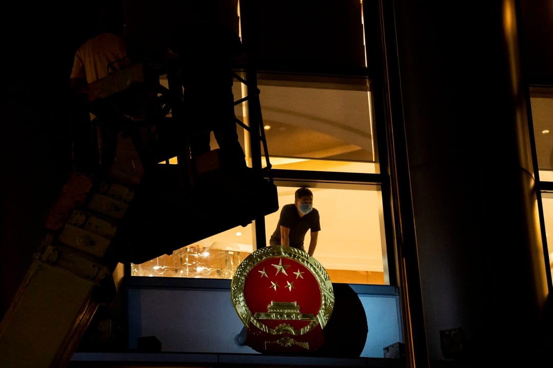 2020年12月8日凌晨，铜锣湾维景酒店挂起中华人民共和国国徽，中共驻港国安公署临时办公室就设于此。