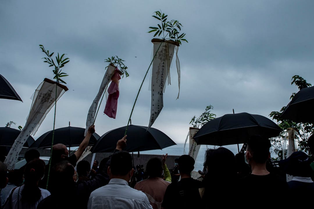 2021年4月3日，罹难者家属在太鲁阁号出轨事故现场进行路祭及招魂仪式，现场气氛哀伤。