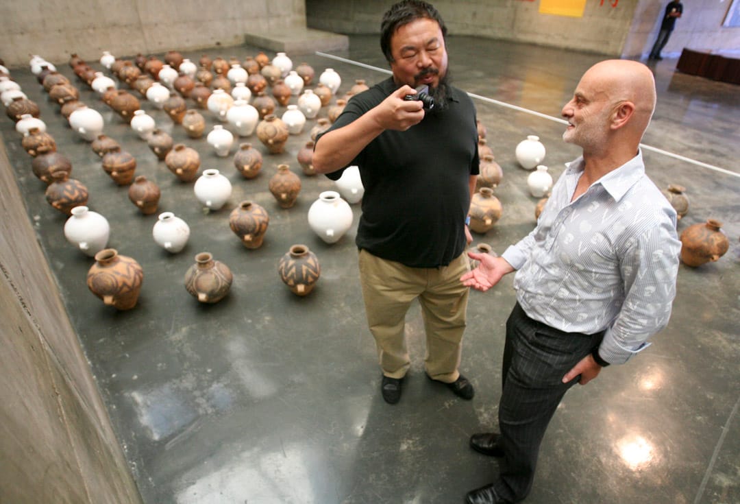 2008年9月25日，希克与艾未未在美国加州伯克利艺术博物馆举办的一个展览上。