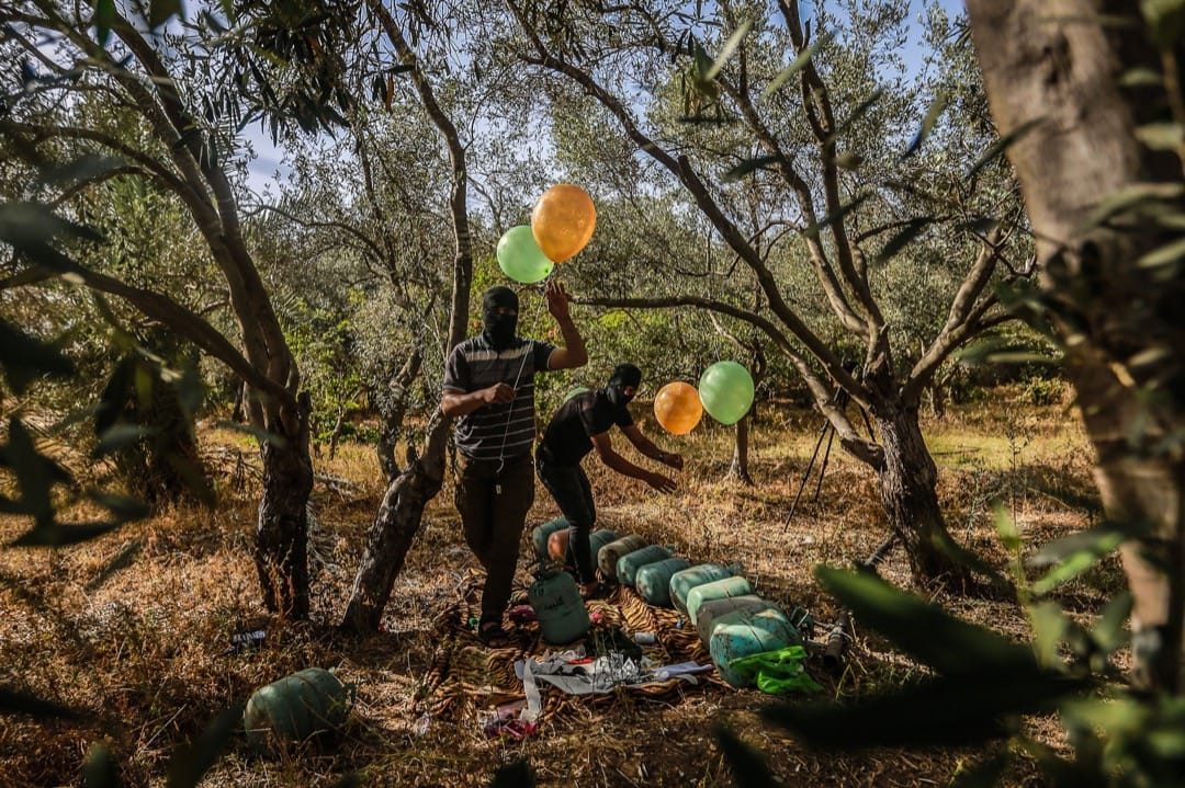 2021年5月8日，数名巴勒斯坦伊斯兰激进组织成员，将易燃气体注满气球，再把燃点装置绑上，预备把气球放向以色列地区上空。