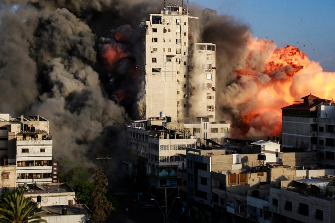 2021年5月10日，加沙市，一栋大楼被以色列发射的火箭炮击中摧毁。