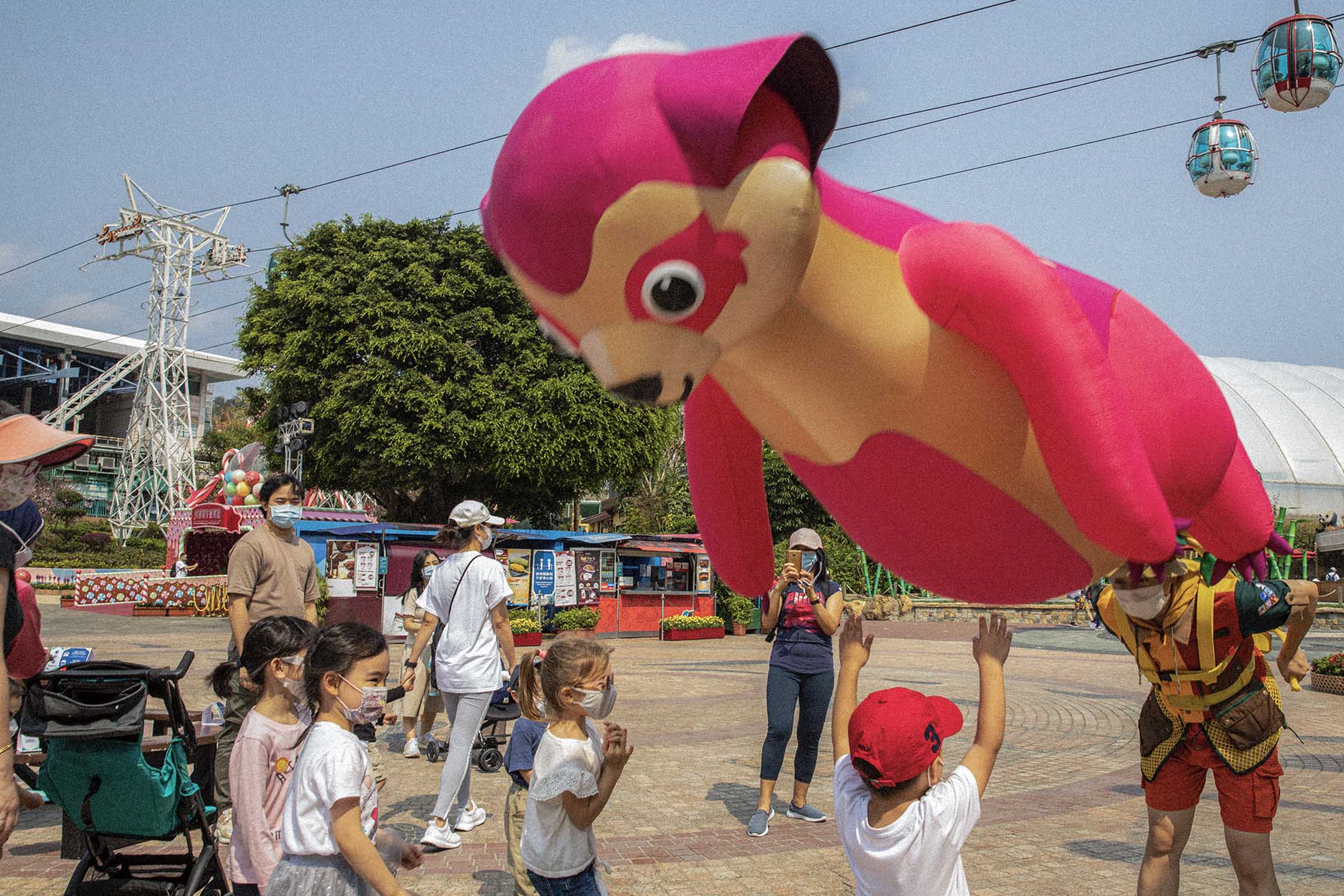 2021年3月16日,表演者與兒童玩耍。