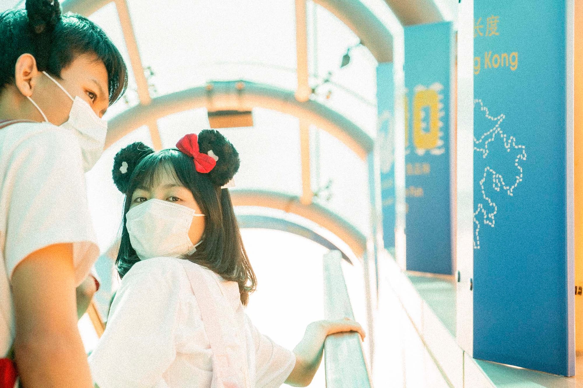 2021年4月11日,一對年輕人作米老鼠的打扮。