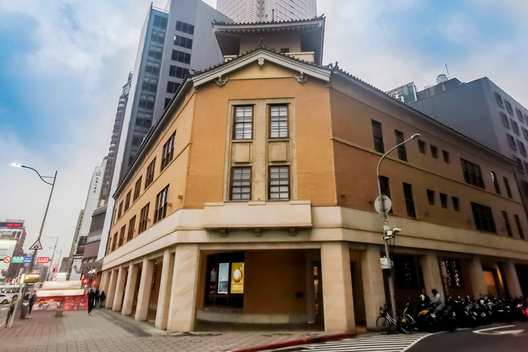 “国家摄影文化中心台北馆”座落于台北市中正区忠孝西路与怀宁街口,其所在建筑为1937年落成的“大阪商船株式会社台北支店”,此建筑由日本建筑师渡边节设计,为二战期间台湾最后一批钢筋混凝土建筑。