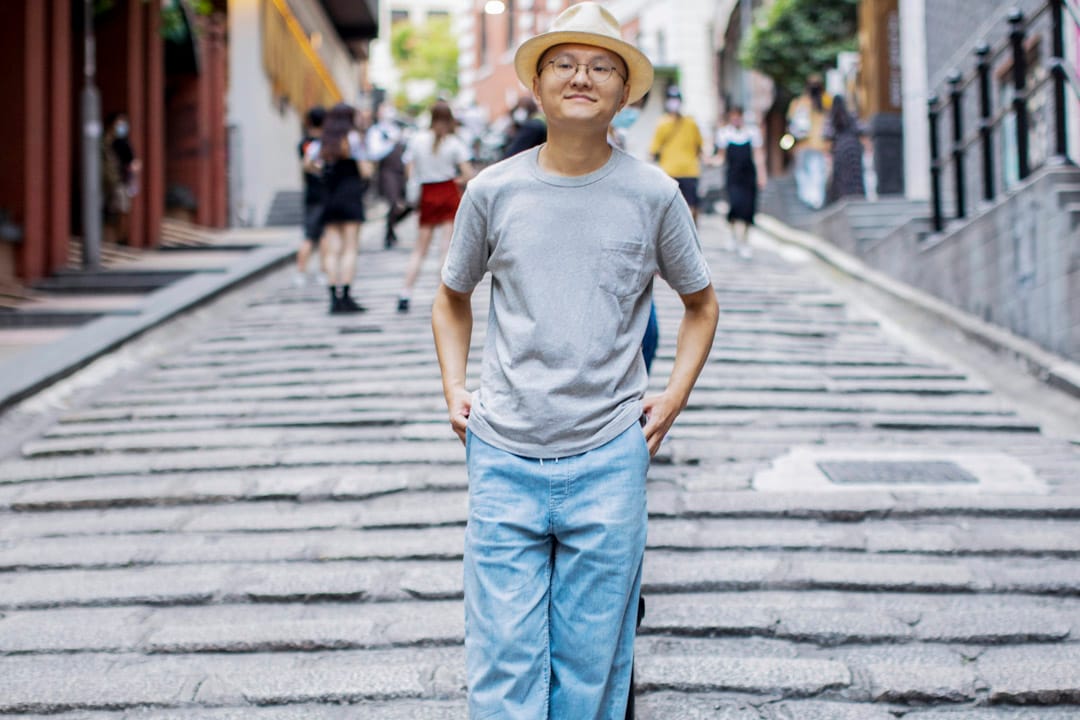 策展人、艺评人万丰。