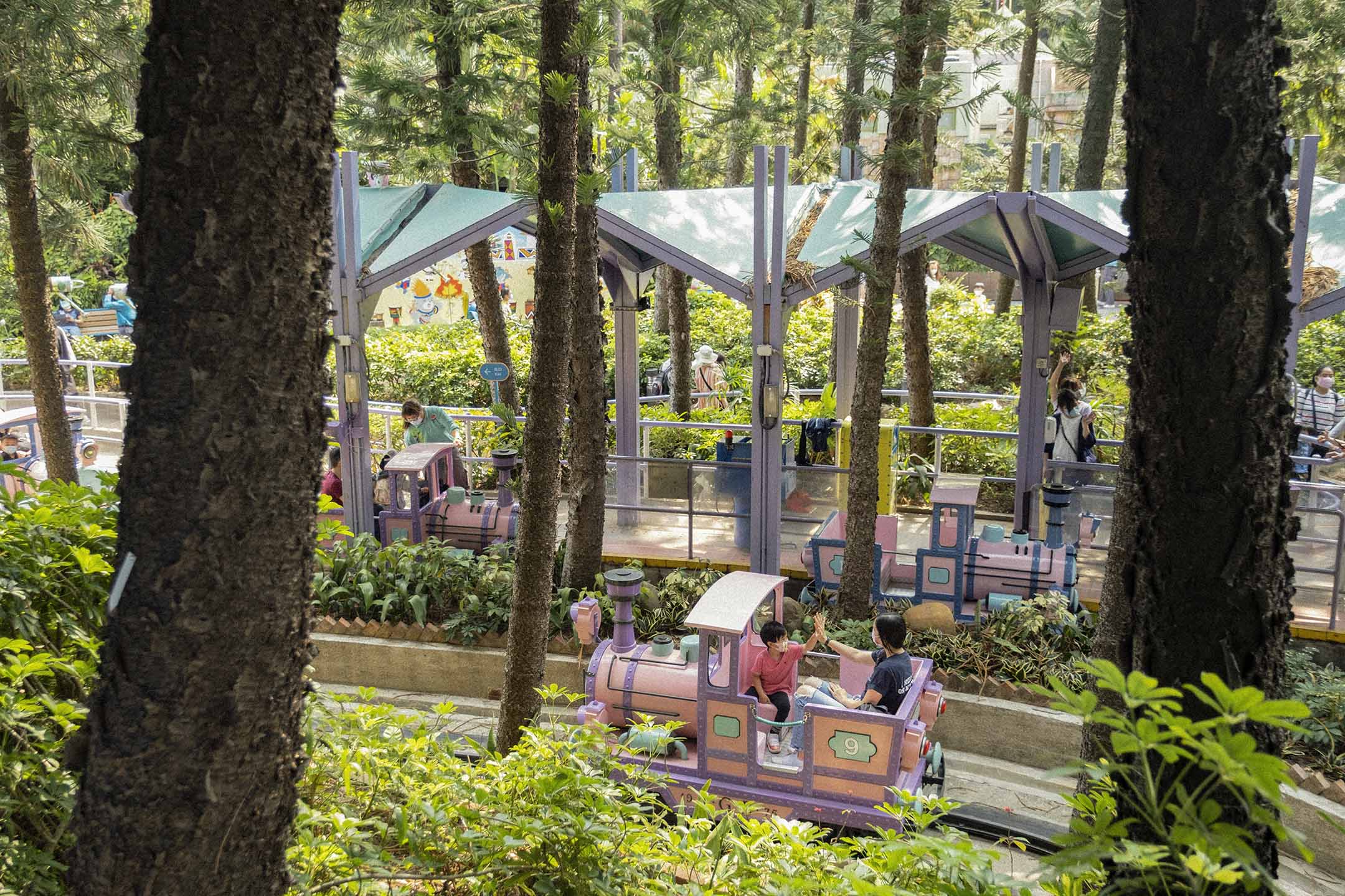 2021年3月26日,母子在機動遊戲上撃掌。