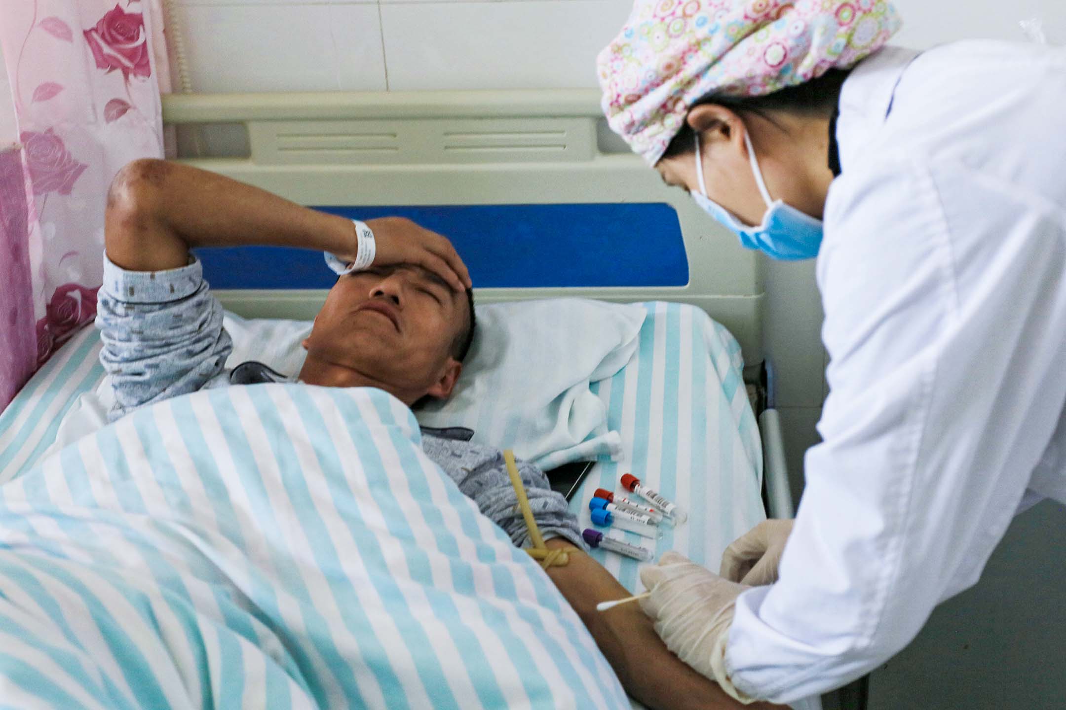 2021年5月23日中國甘肅省白銀市，極端寒冷的天氣導致白銀越野跑比賽的參賽者死亡，一名男子在一家醫院接受治療。