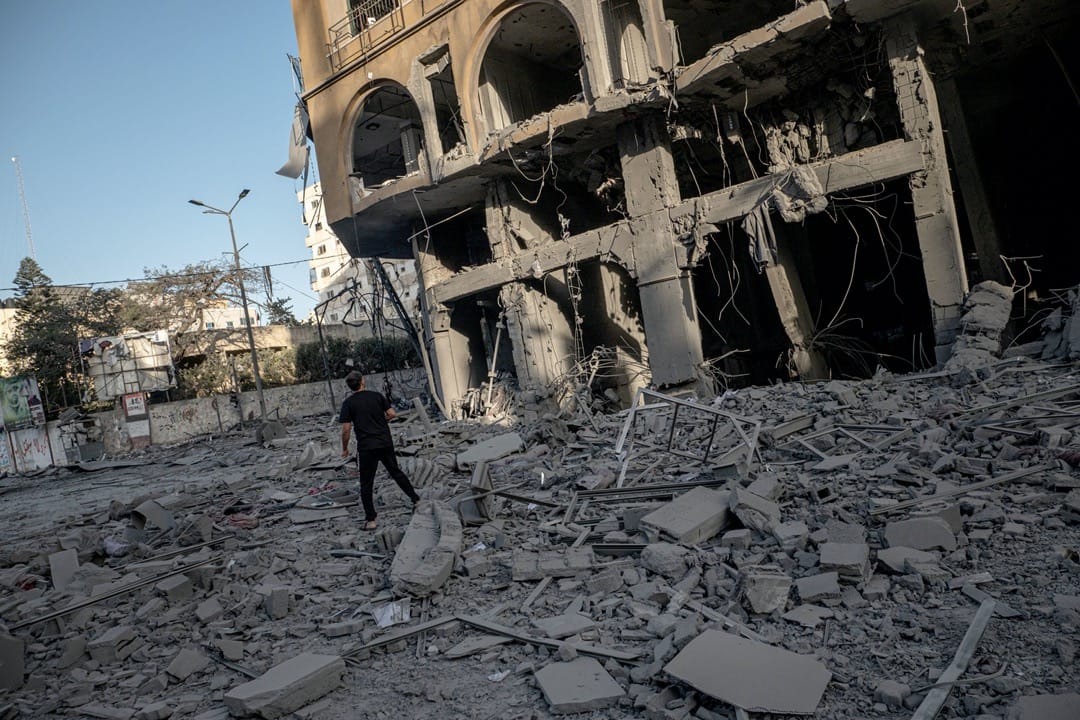 2021年5月10日，加沙市中心的Al-Jawhara大楼被火箭炮击中倒塌。