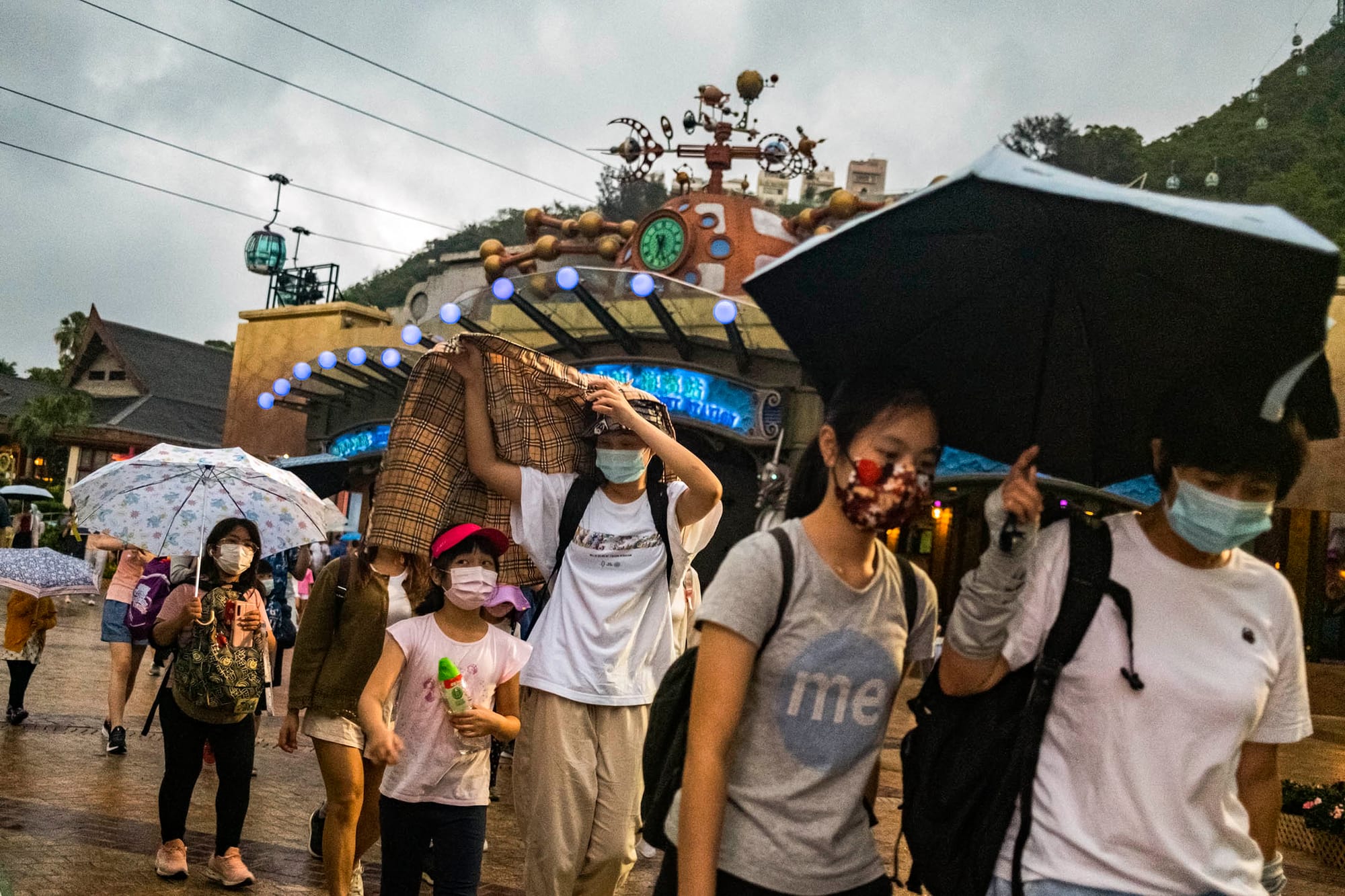 2021年4月26日,遊人在海洋公園關門前離開公園。