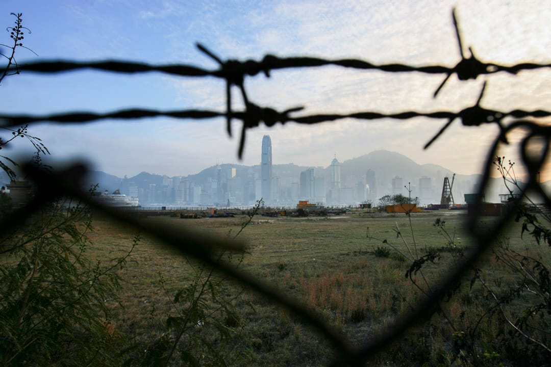 2006年2月21日，被铁丝网包围的西九龙文化区，仍是一片荒凉。 