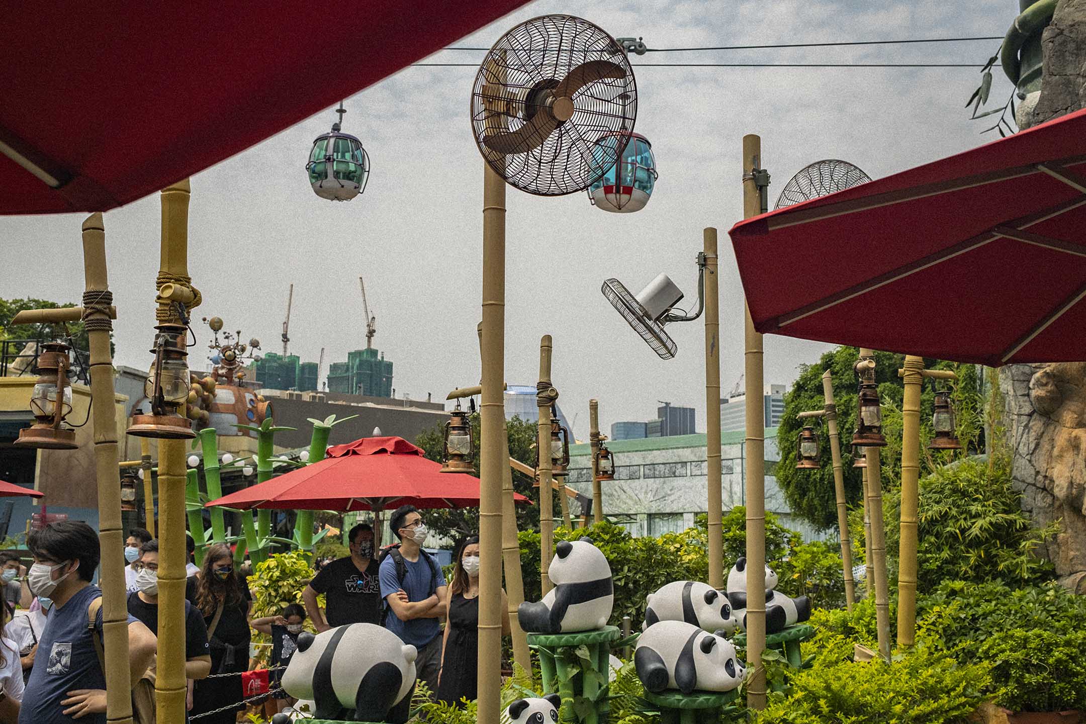 2021年4月3日,市民排隊進場看熊貓。