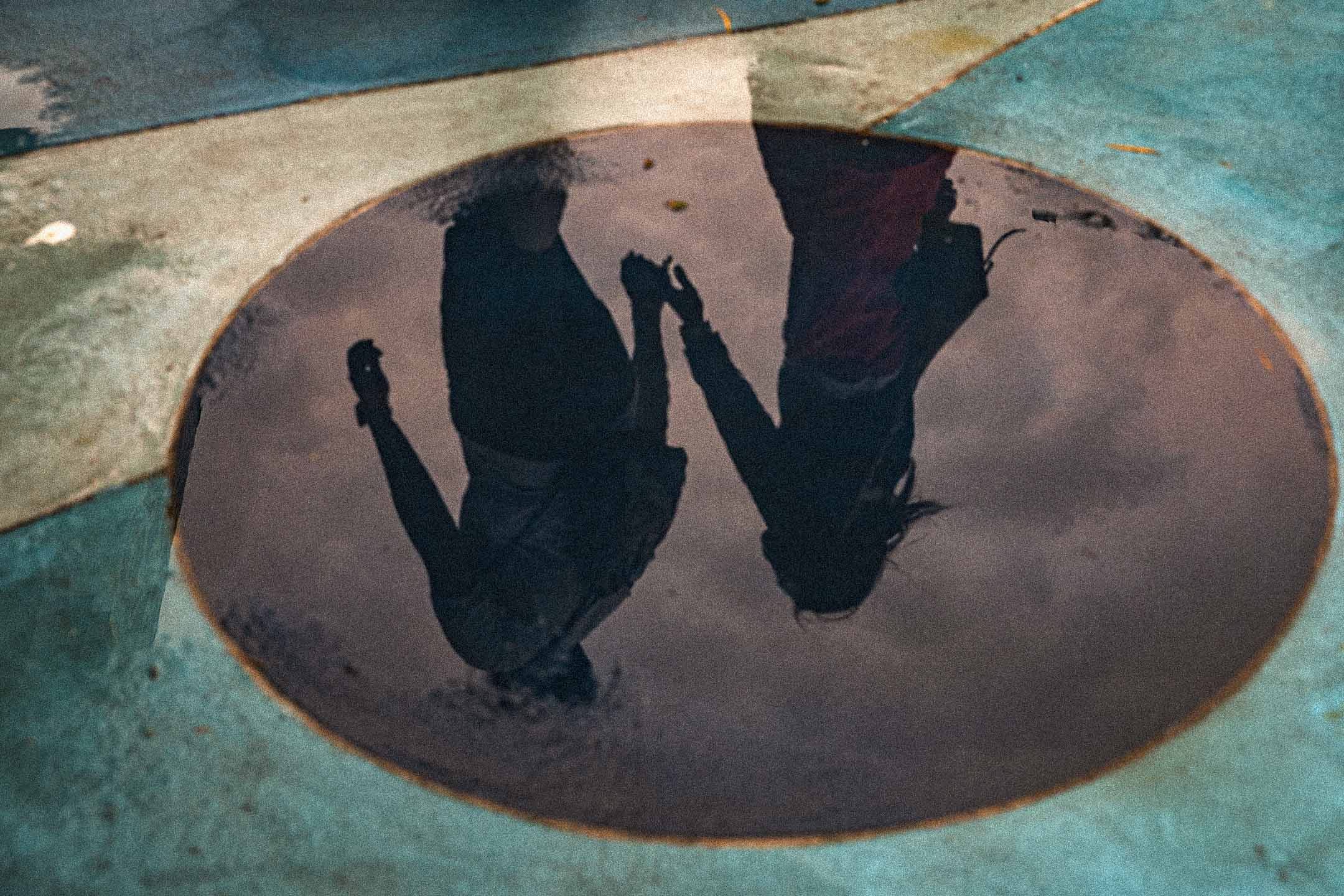 2021年4月27日,一對情侶走過雨後的路。