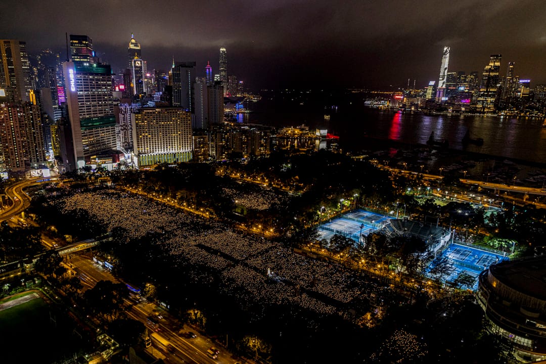 2019年6月4日，在修訂《逃犯條例》的陰霾下，出席六四30週年燭光晚會的市民站坐滿六個維園足球場及草地，支聯會宣佈晚會人數逾18萬。集會主題為「人民不會忘記」。