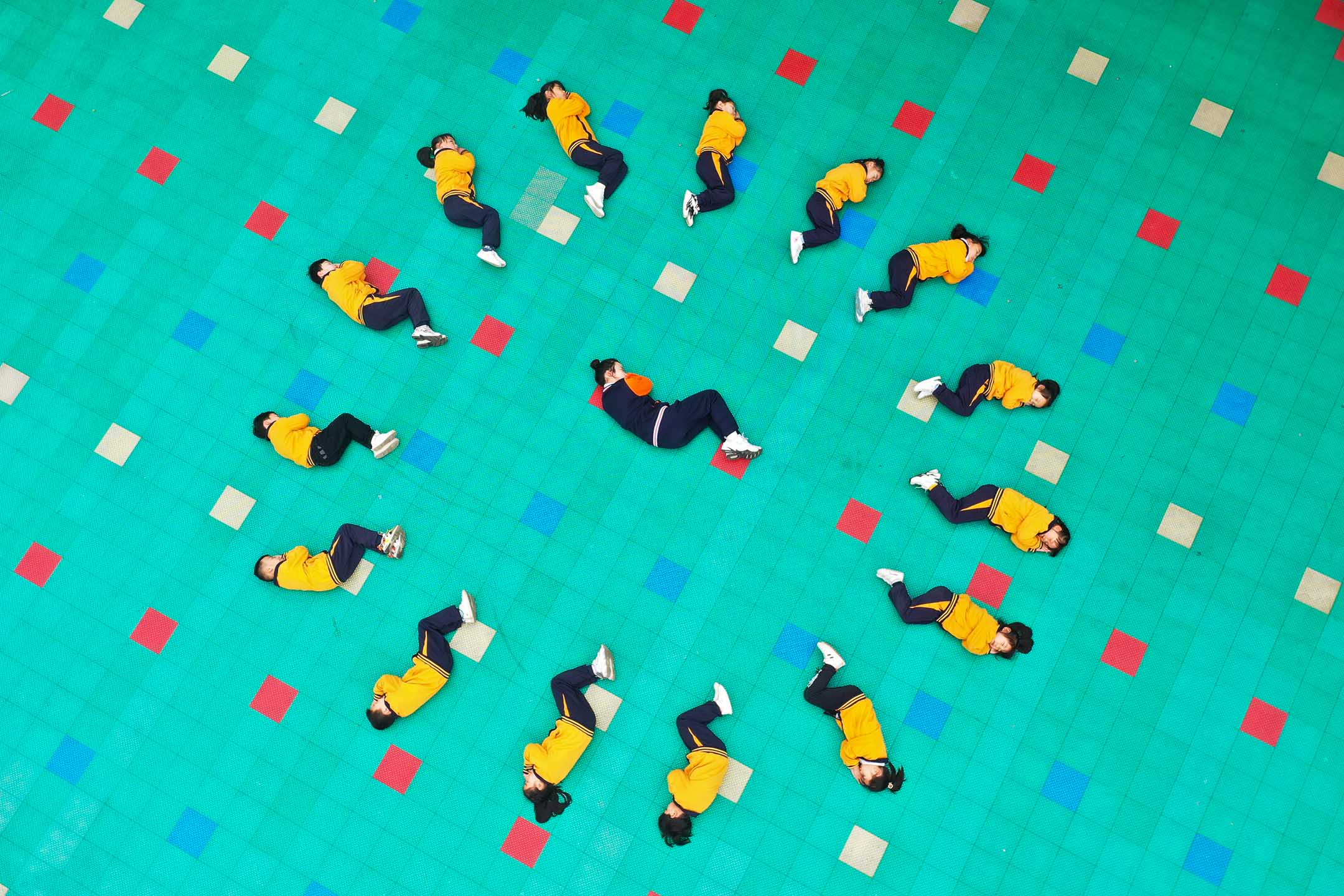 2021年3月18日中国洛阳，老师和孩子们在幼儿园睡眠。