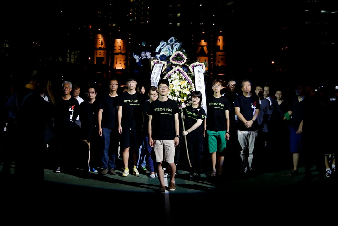 2014年6月4日，六四維園燭光晚會上，學聯常委羅冠聰、學生代表與支聯會常委一同步向台上。