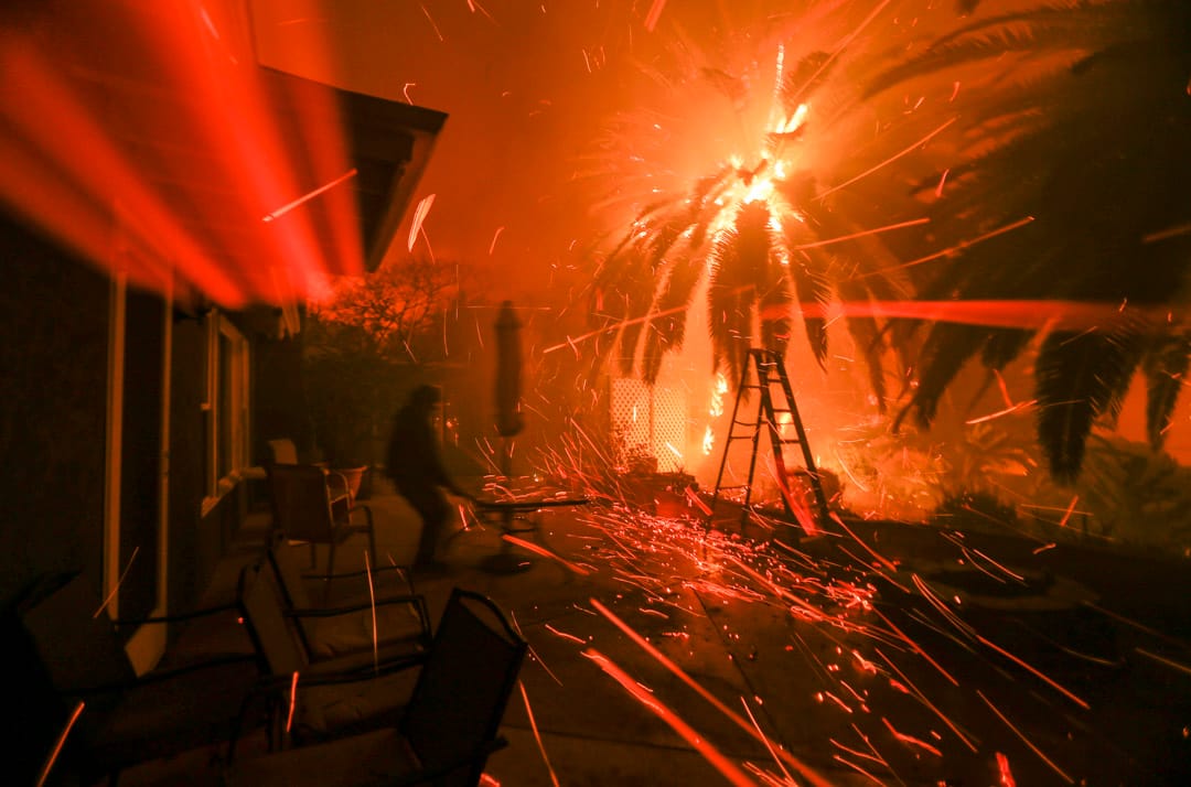 2018年11月9日,美國加州城市馬里布,居民 Tim Biglow 嘗試在山火中挽救他的傢俱。