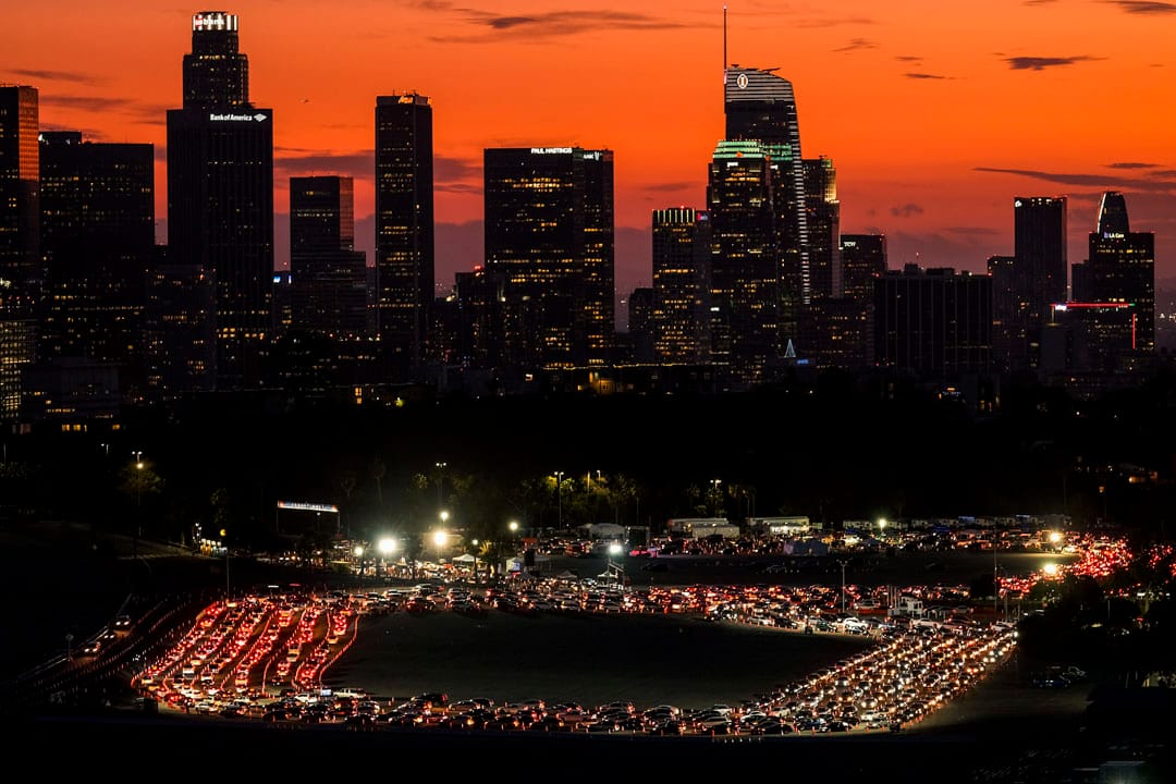 2021年1月4日,美國加州城市洛杉磯,市民開車前往道奇體育場進行新冠病毒檢測。
