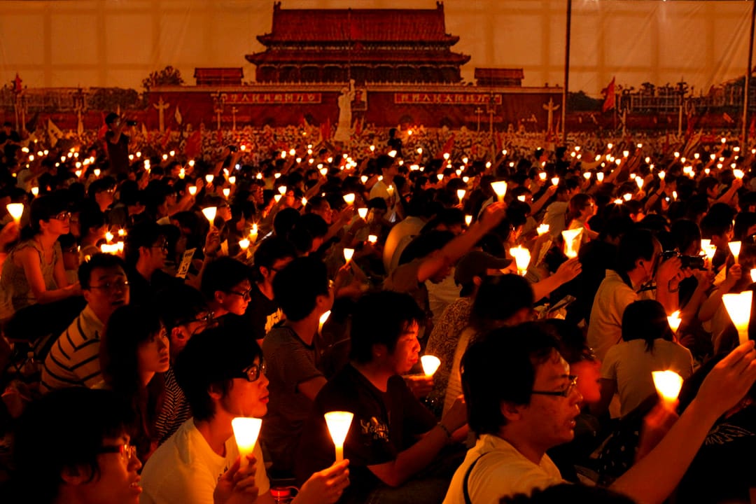 2011年6月4日，維園燭光晚會現場首次掛上一幅當年北京學生在天安門廣場集會的印畫布幕，參與的人彷彿置身在當年廣場的集會上。