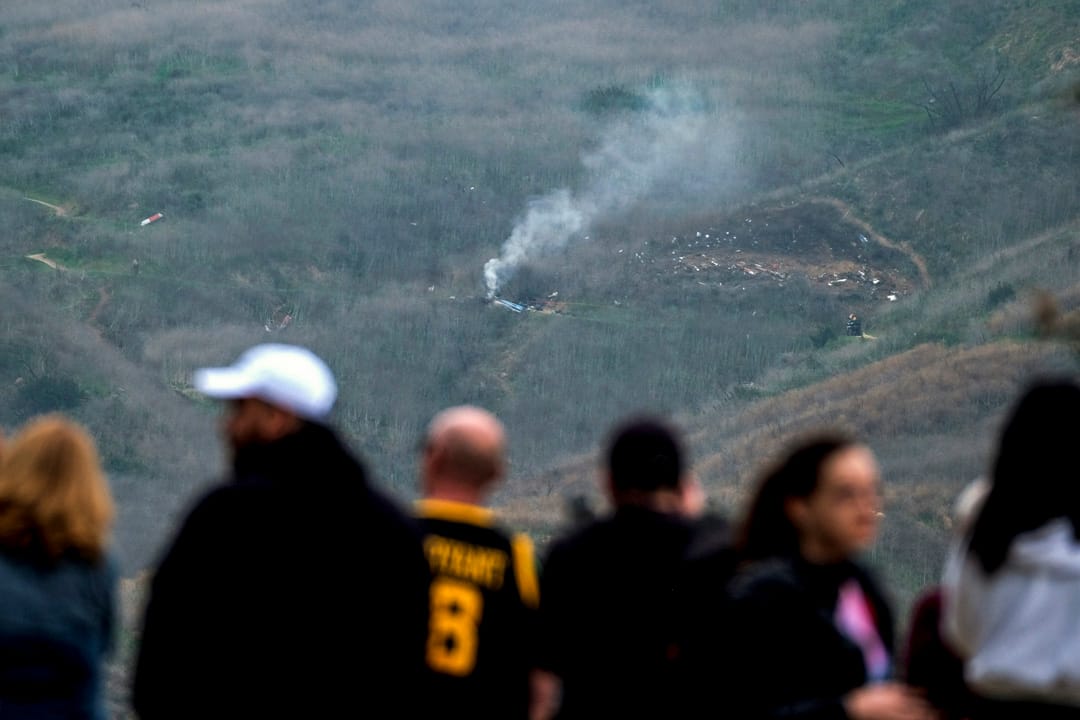 2020年1月26日,美國加州城市卡拉巴薩斯,群眾遠觀一輛墜毀在山邊的直升機,據報直升機上載著籃球明星高比拜仁和他女兒。