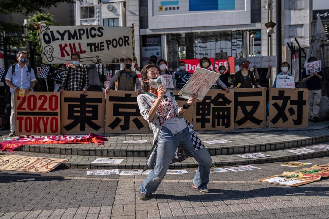  2021年5月23日日本东京，一名抗议者在对东京奥运会的示威活动中呐喊。