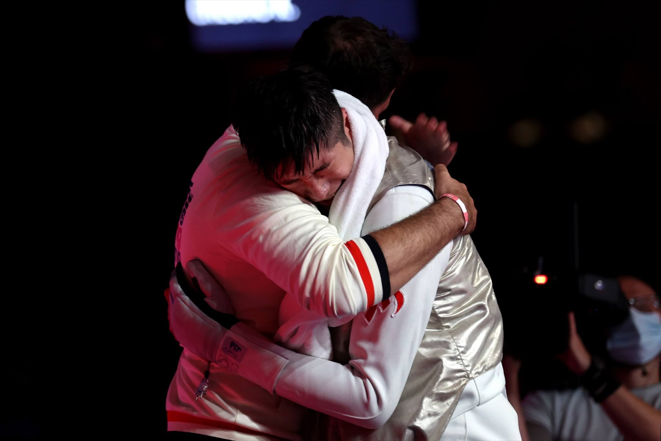 2021年7月26日，東京奧運，香港花劍代表張家朗在決賽中擊敗爭取衛冕的意大利選手Daniele Garozzo後，與教練擁抱。