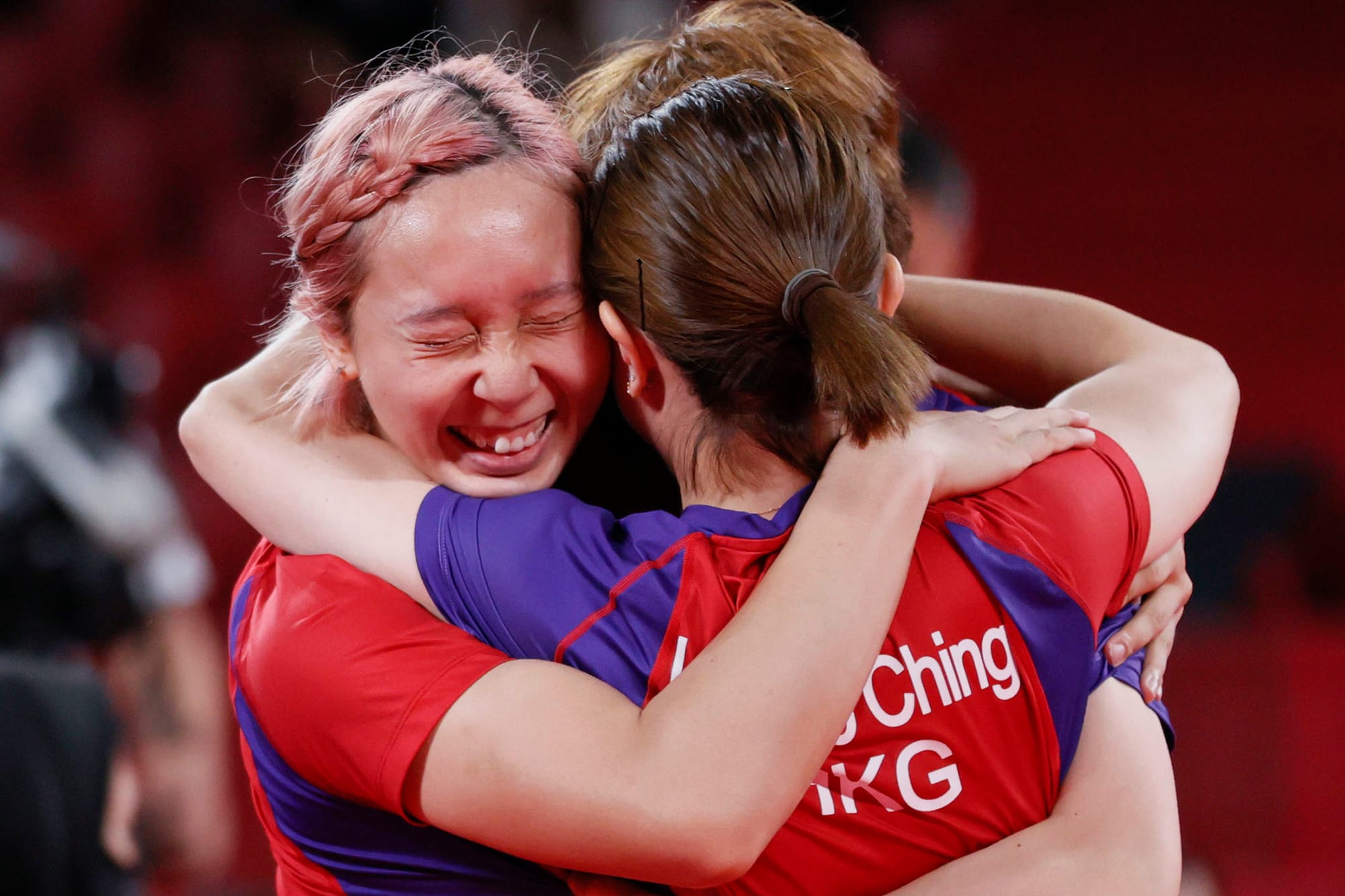 2021年8月5日日本东京,香港队的苏慧音(左)在乒乓球女子团体铜牌比赛中获胜后被队友拥抱。