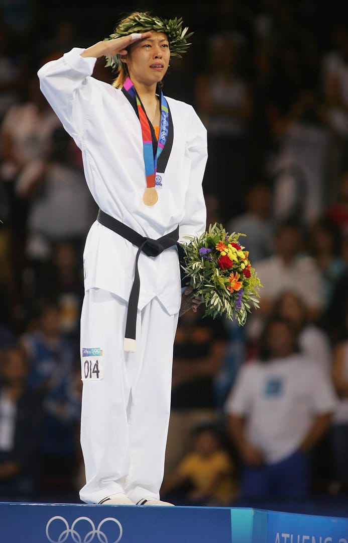 2004年8月26日，雅典奧運女子49公斤金牌得主，台灣的陳詩欣在頒獎典禮中，舉起受傷右手，哭著向台灣人陌生的「中華奧會旗」行禮。